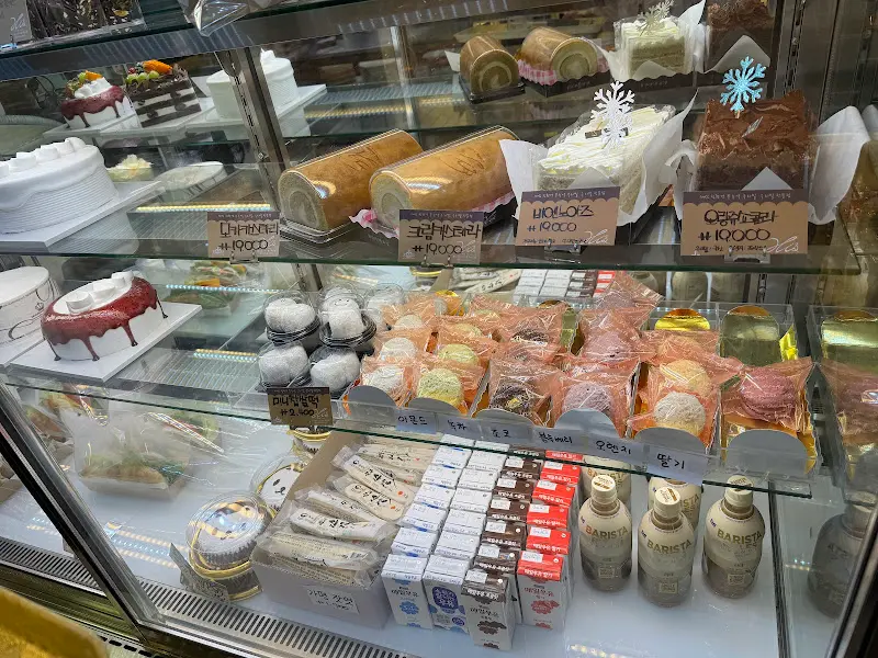 쇼케이스 안의 케이크와 빵