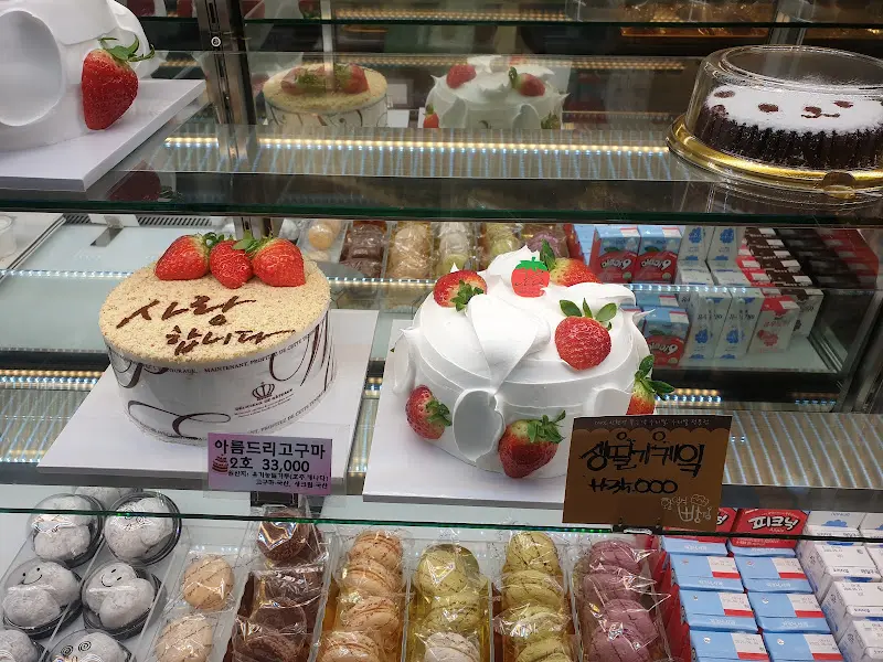 쇼케이스 안의 케이크