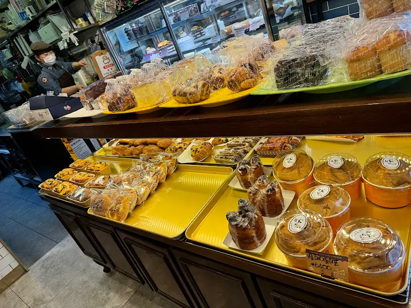 진열된 빵과 케이크