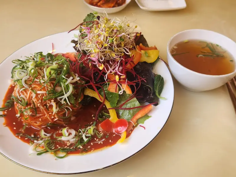 싱싱한 채소가 듬뿍 올려진 비빔국수