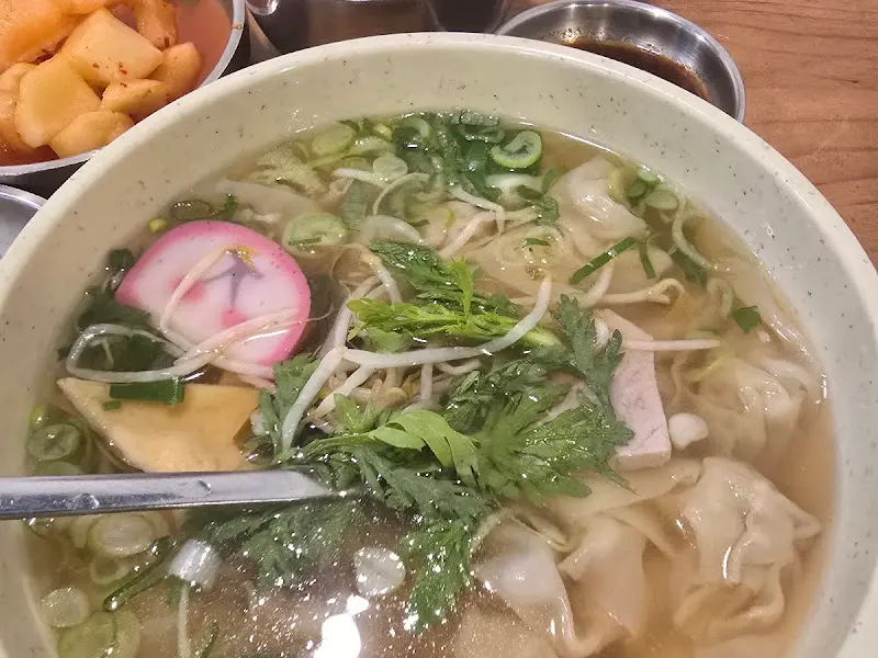 뽀얀 국물에 담긴 완당