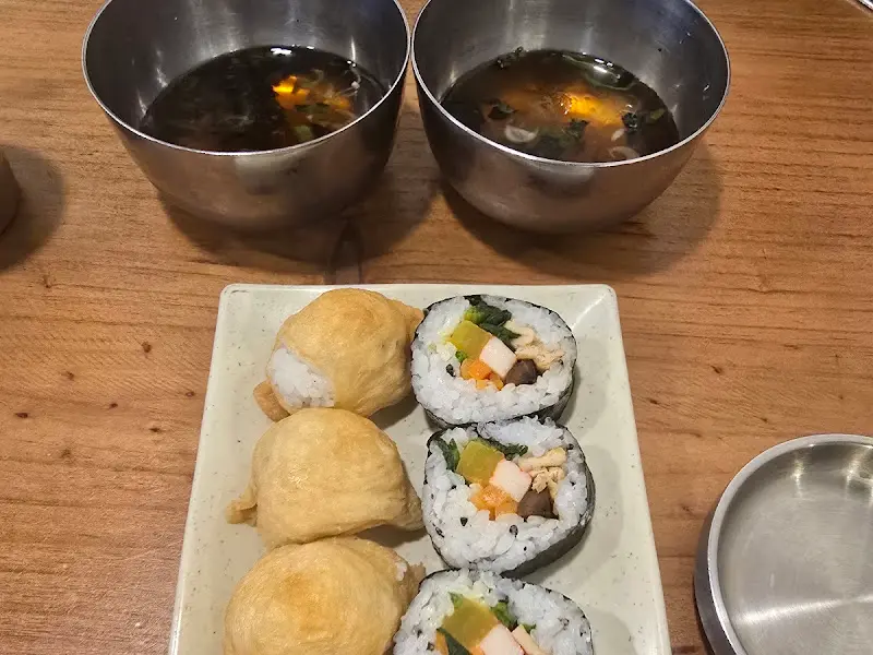 발국수와 곁들여 먹기 좋은 김밥, 유부초밥