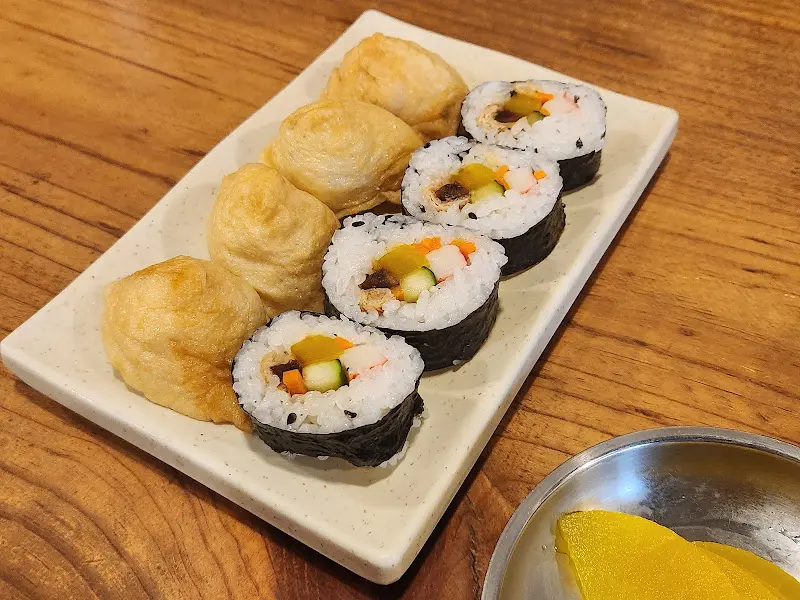 소박하지만 맛깔스러운 김초밥과 유부초밥