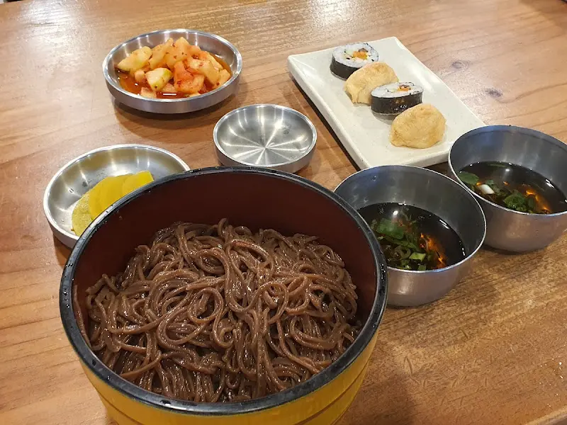 푸짐한 발국수와 곁들임 메뉴