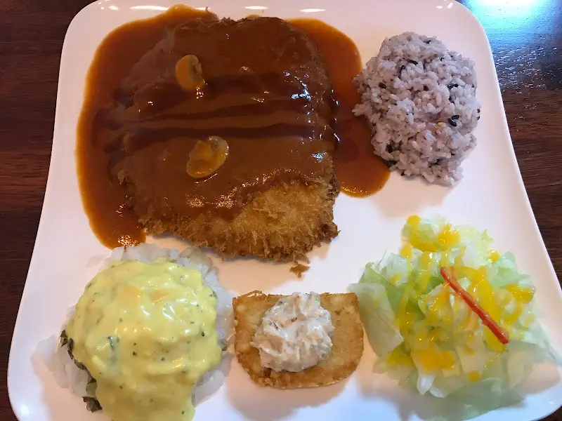 푸짐한 돈까스 한 상