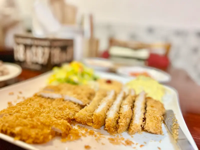 깔끔하게 썰어진 돈까스