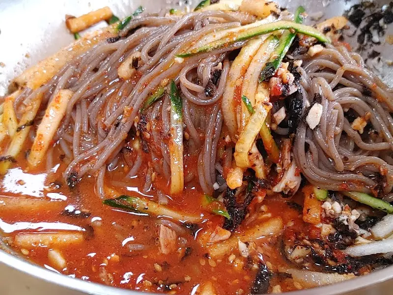 매콤한 비빔 막국수