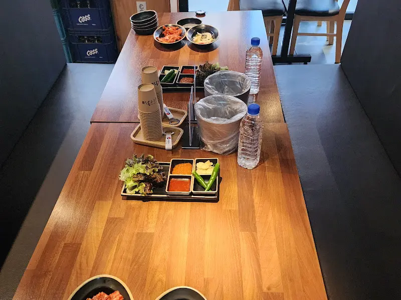 깔끔하게 정돈된 테이블 세팅