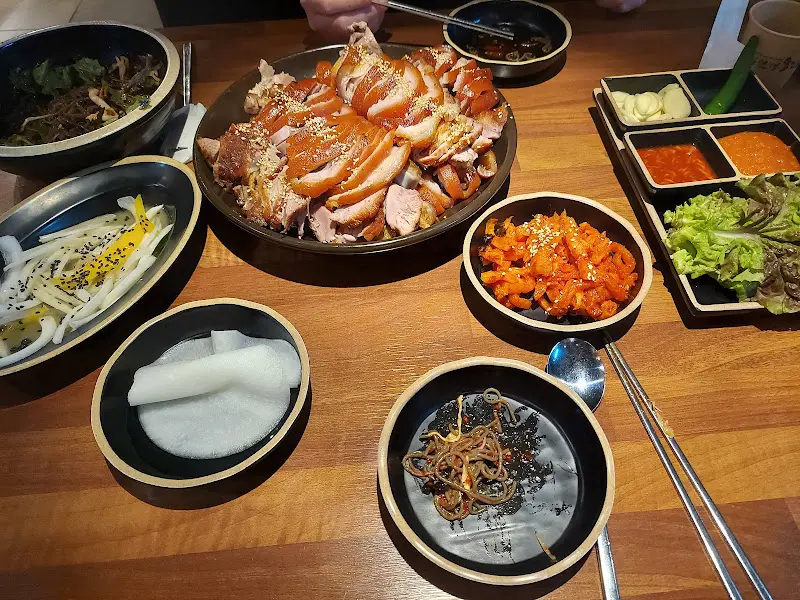 푸짐한 반반 족발 한 상 차림