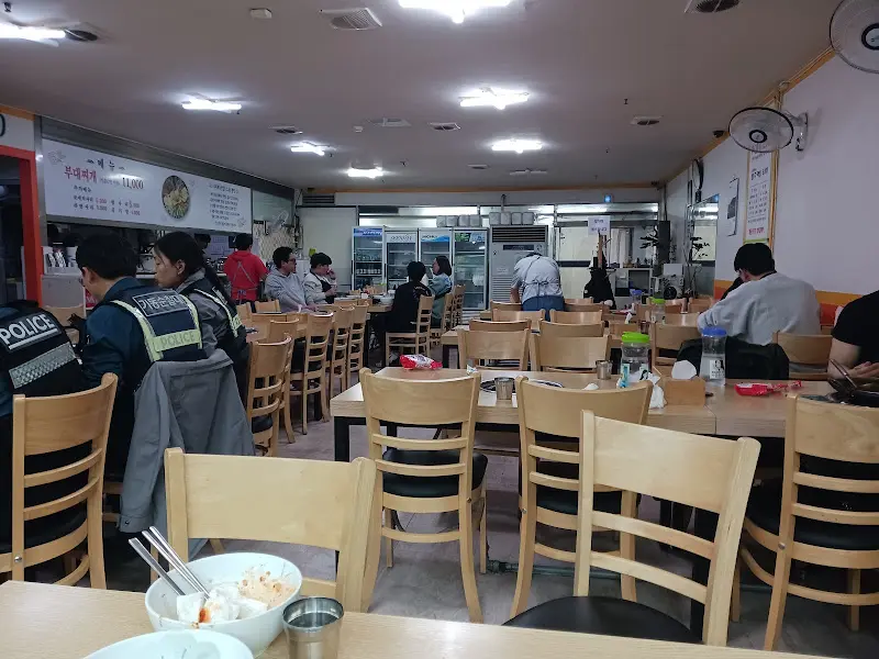 넓고 테이블 간 간격이 넉넉한 내부