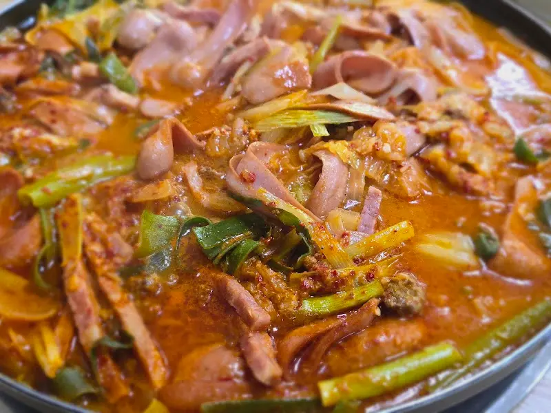 푸짐한 부대찌개의 비주얼