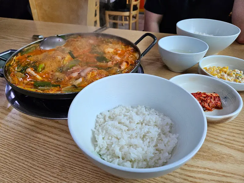 밥과 반찬, 그리고 끓고 있는 부대찌개