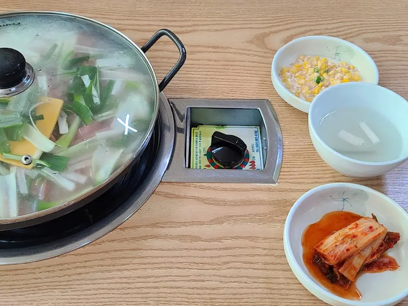 보글보글 끓고 있는 부대찌개