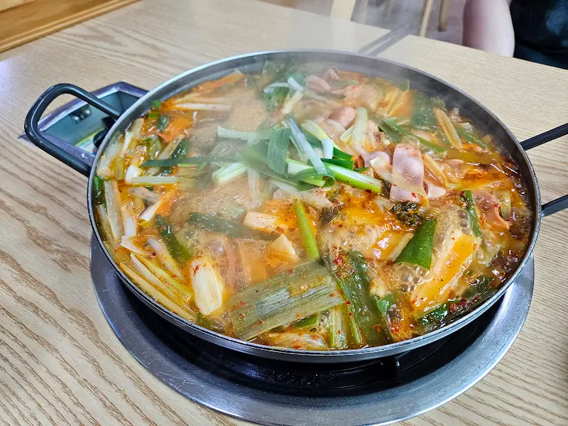 다 끓여진 부대찌개