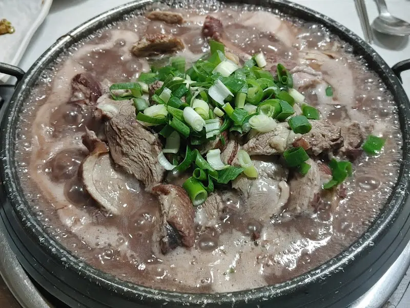 검은 빛깔의 오리탕