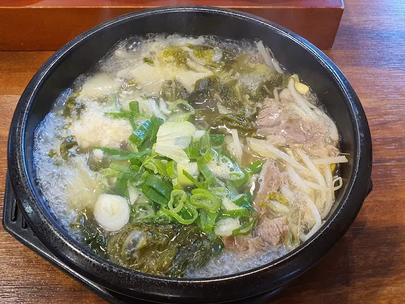 뽀얀 국물의 곰탕