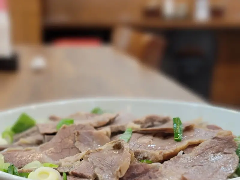 얇게 썰린 수육