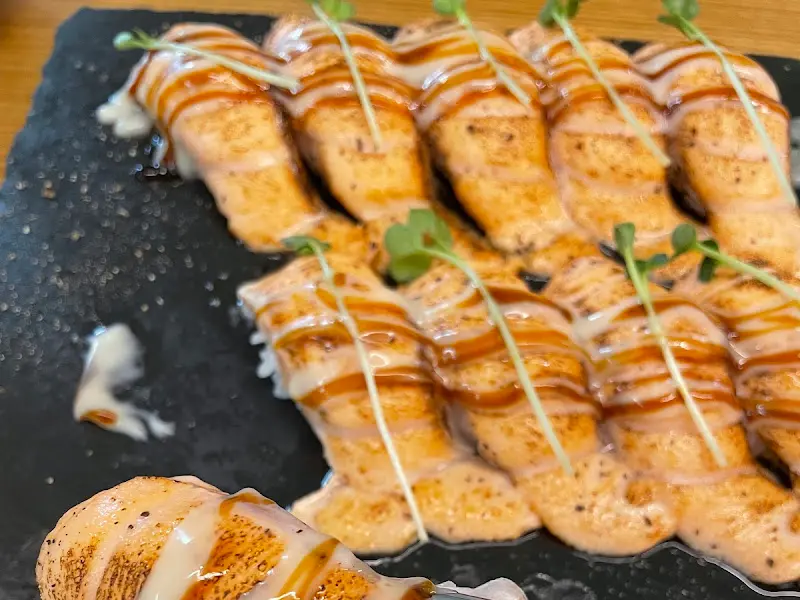 윤기가 흐르는 연어 초밥