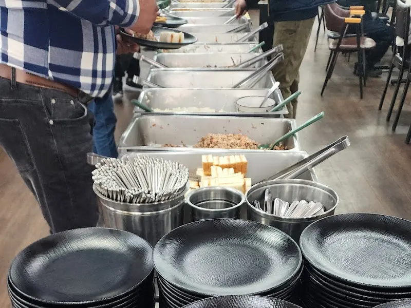 뷔페식으로 차려진 음식들