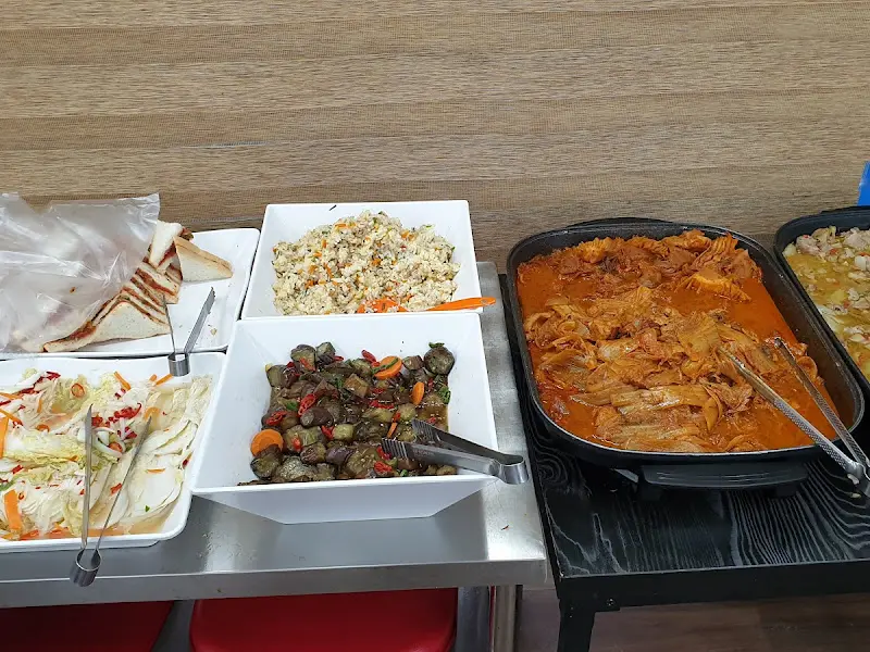 다양한 샐러드와 반찬