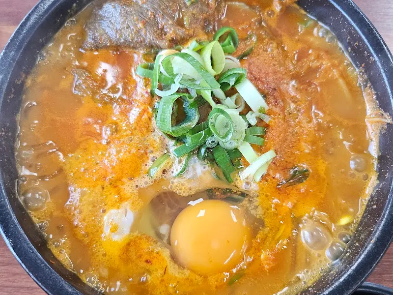 계란을 톡 깨서 넣은 해장국