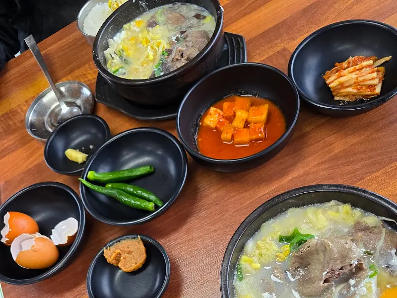 서진항해장국의 다양한 반찬들