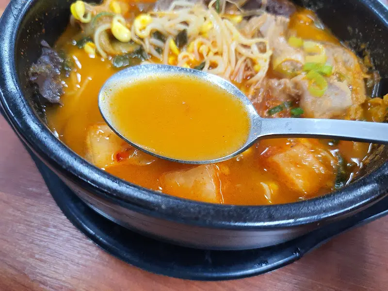 숟가락에 담긴 해장국 국물