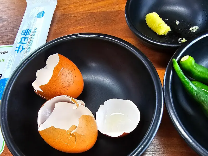 해장국에 넣어 먹는 날계란