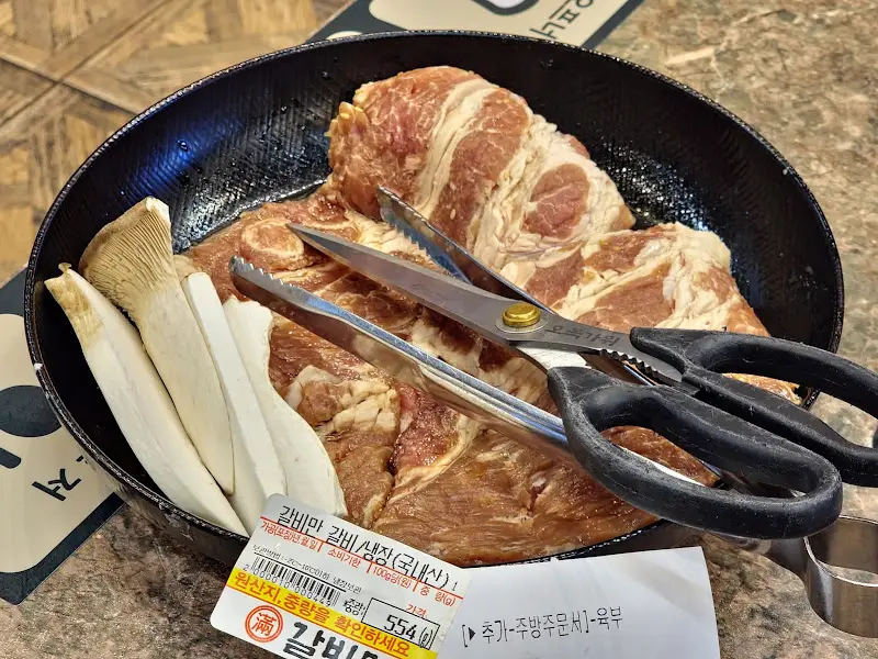 잘 재워진 돼지갈비와 큼지막한 새송이버섯