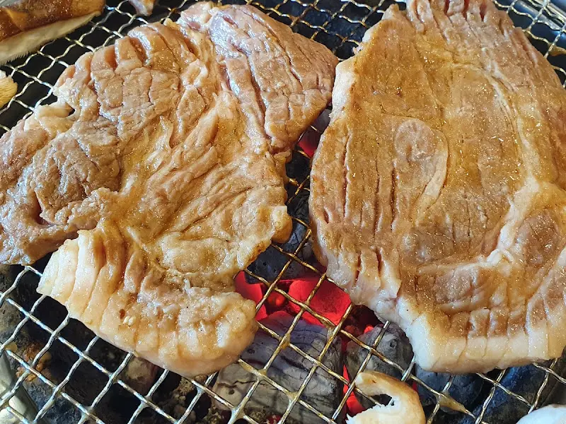 참숯 위에서 노릇노릇하게 구워지는 돼지갈비