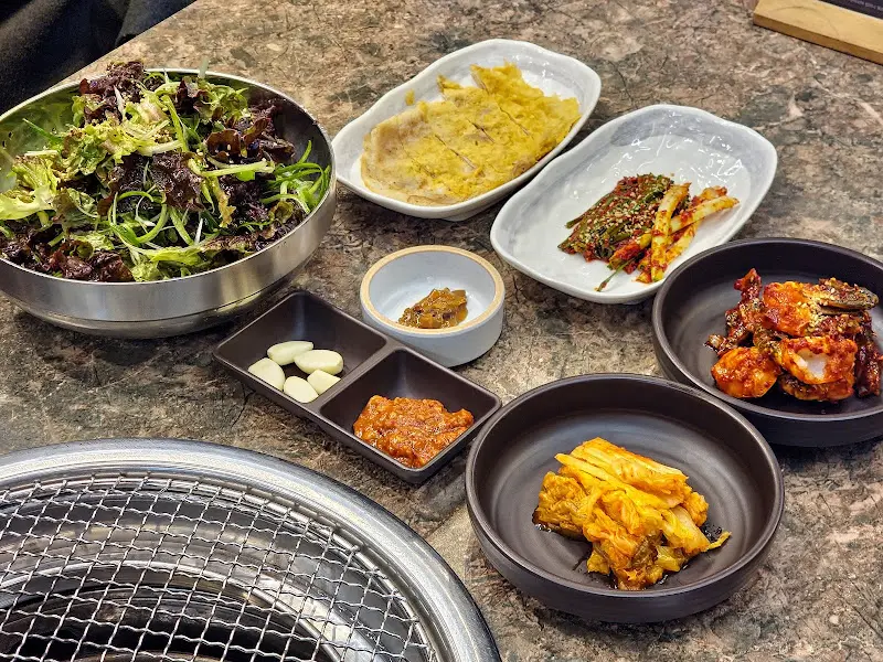 푸짐하게 차려진 밑반찬들