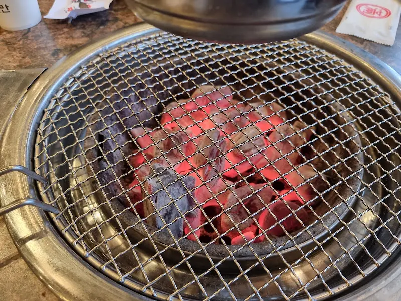 뜨겁게 달아오른 참숯