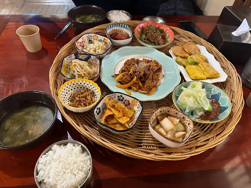 푸짐하게 차려진 조선한끼밥상