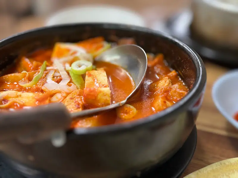뚝배기에 담긴 순두부찌개