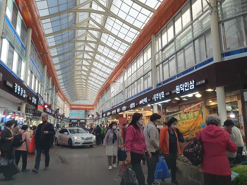 경동시장 입구 풍경