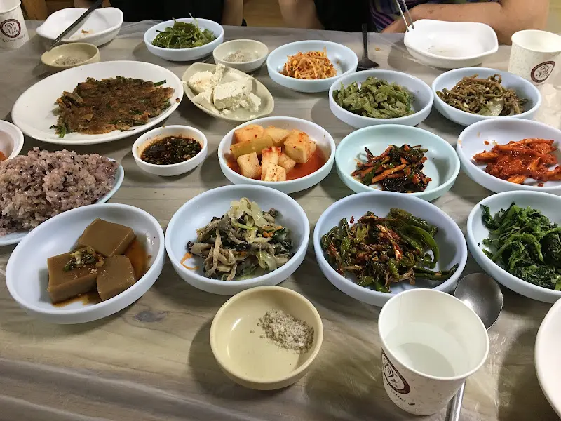 상다리가 휘어지도록 푸짐하게 차려진 밑반찬