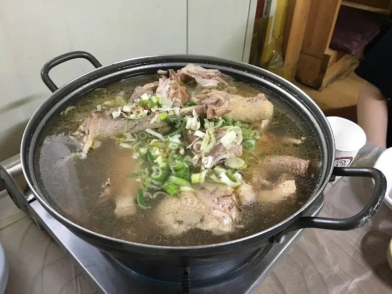 뽀얀 국물이 인상적인 오리탕