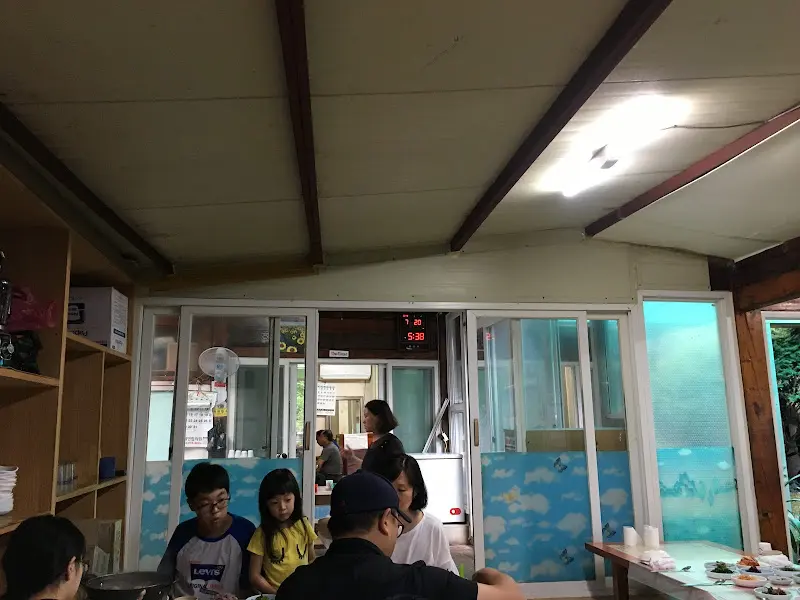 활기 넘치는 식당 내부