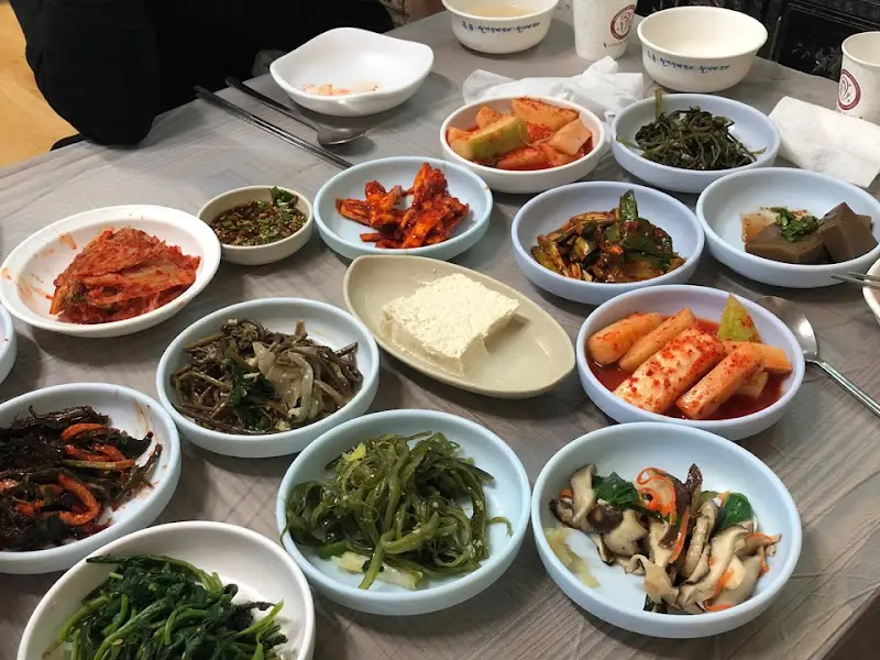 정갈하게 담긴 밑반찬