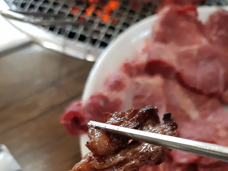 숯불 위에서 익어가는 삼겹살