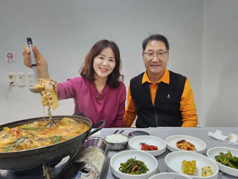 우렁이 두부전골과 반찬