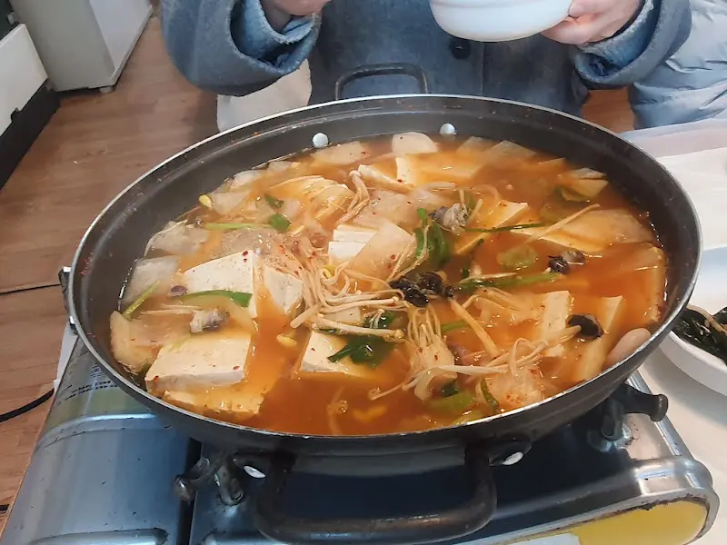 보글보글 끓고 있는 우렁이 두부전골