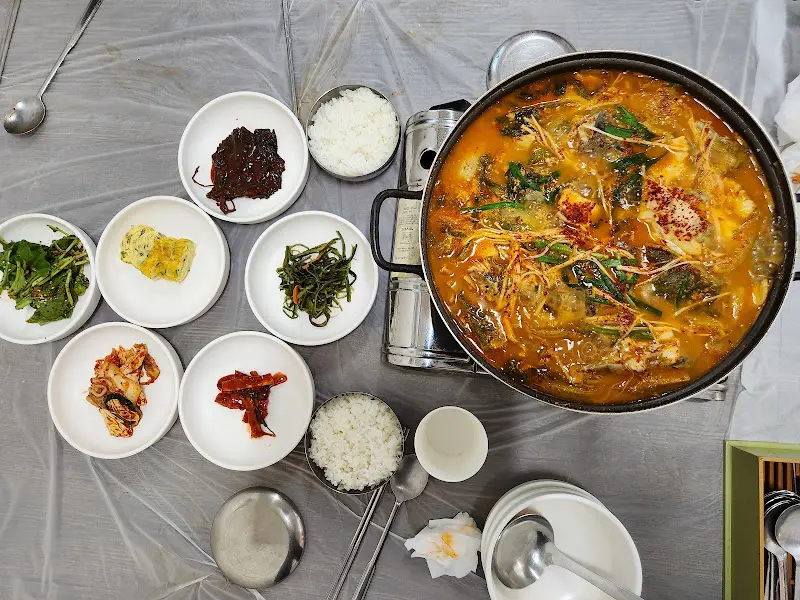 우렁이 두부전골과 정갈한 반찬들