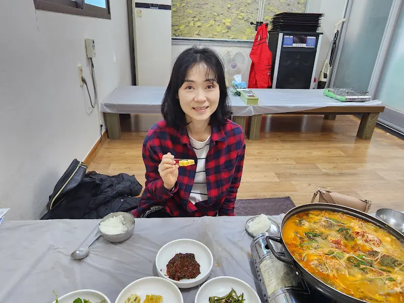 식사를 즐기는 손님