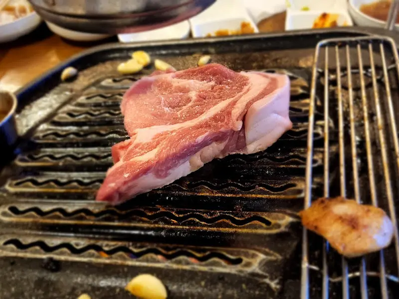 불판 위에 올려진 두툼한 목살