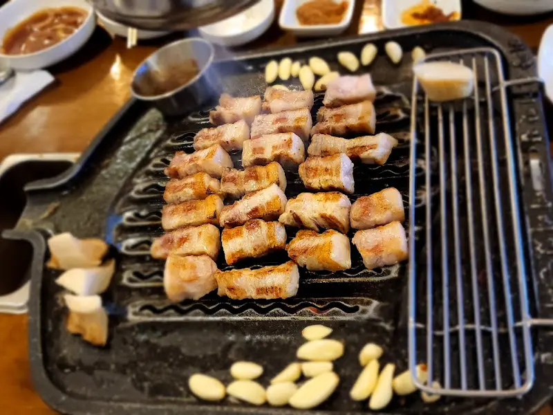 먹기 좋게 구워진 삼겹살