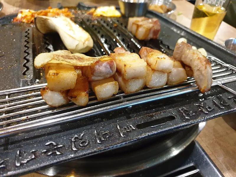 가지런히 놓인 구운 고기