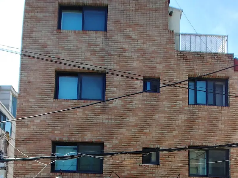 붉은 벽돌 건물의 외관