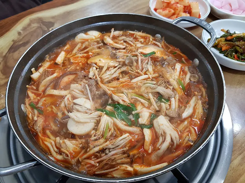맛있게 끓여진 버섯전골