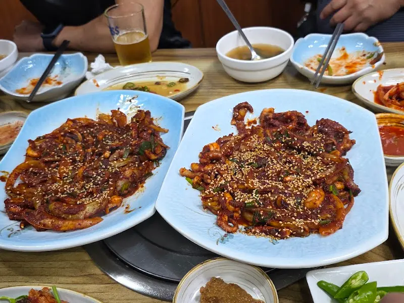 푸짐한 홍어 무침 한 상